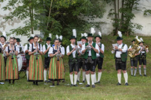 Musikserenade vor Schloss Pertenstein, Traunreut, Chiemgau, Oberbayern, Bayern, Süddeutschland, Deutschland, Europa Musikserenade vor Schloss Pertenstein, Traunreut, Chiemgau, Oberbayern, Bayern, Süddeutschland, Deutschland, Europa